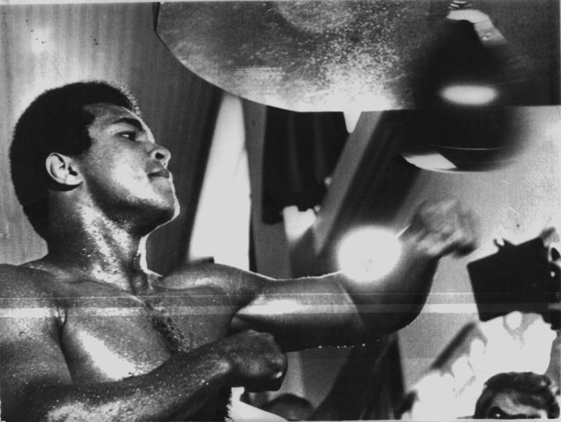 19 settembre 1974: Muhammad Ali si allena vicino a Kinshasa (Zaire) in vista del combattimento con George Foreman. Il match che doveva disputarsi il 25 settembre, venne rinviato al 30 ottobre 1974 per una ferita di Foreman durante un allenamento (Upi)